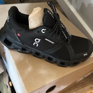 ON running CLOUDFLYER WATERPROOF | BLACK/LUNAR Women's size 6